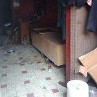 El cadáver permanece dentro de esa caja de madera que está en el piso.