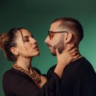 Mía y John mantienen una cálida amistad.