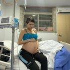 La modelo ya presenta contacciones, pero quiere tenerlo en su vientre lo más que pueda.