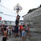Momento en que los chiquillos querían llegar al punto más alto de la caña para poder bajar los premios.