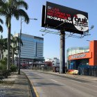 Imagen de un fotomontaje que se viralizó en Twitter. No obstante, en otros sitios de Guayaquil se colgaron lonas con la misma leyenda la supuesta valla, de la que se desconoce el origen.