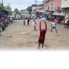 Siempre juegan en el ‘miniestadio’ de ecuavóley del Club 31 de Enero, de Durán.