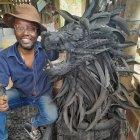 La textura del material,    
les permite a los artistas ‘jugar’ con ellos para , con trazos, calados y recortes, poder dar rienda suelta a sus creaciones.