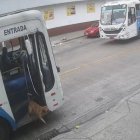 Captura de pantalla del video en el que Denver se hizo famoso. Él tomó el bus 705 de la línea 16 y se bajó como si nada.