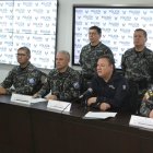 Fausto Salinas, comandante General de Policía. Juan Zapata, Ministro del Interior y Juan Iñiguez, subcomanfante de policía, informaron sobre los hechos de violencia en la ciudad de Guayaquil donde perdieron la vida miembros de la institución.