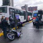 El hombre quedó malherido a unos pasos de su moto.