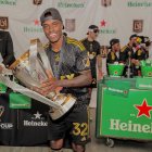 Jhegson Méndez con el trofeo de campeón de la MLS que alcanzó con el equipo de LAFC.