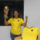 María levanta la copa mundialista, sabe que es una campeona y desde su ‘caleta’ le hará barra a la Tri.