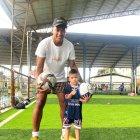 Elvis Bone tiene su academia de fútbol en Quevedo, provincia de Los Ríos, e instruye a las nuevas promesas.