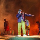 Bad Bunny  

lució una campera con capucha. Debido al frío capitalino su atuendo no fue tan playero como su música.