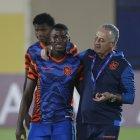 Moisés Caicedo junto al técnico Gustavo Alfaro, los líderes de la selección de  Ecuador.
