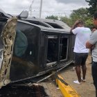 El vehículo Hyundai gris quedó a un costado de la vía a la costa.