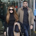 Shakira niega una relación sentimental con su instructor de surf