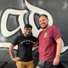 Lucas Florentino (i) le hizo el tatuaje de Lionel Messi a Nicolás  Melena.