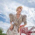 La imponente. Es totalmente fashionista, ya que roba miradas por donde camina.