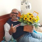 Lucho permanece en casa, bajo los cuidados de su familia.