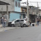 Policías recabaron indicios en el vehículo en el que se movilizaban los implicados la mañana de ayer.
