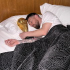 Lionel Messi durmió con la copa, tras cumplir un sueño del que no quiere despertar.