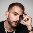 Está   recibiendo clases de vocal coach para cuidar 

su voz, ya que todas las presentaciones son en vivo.