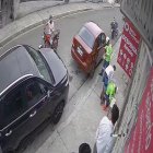 En un video de una cámara de seguridad se observa el momento en que los sujetos asaltaron a una cuadrilla el 20 de diciembre.