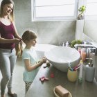 Organiza bien el tiempo para que tu hijo y tú salgan impecables desde la 
casa.