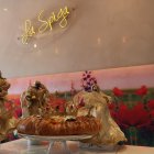 León vende tres tamaños de roscas. La panadera asegura que al día le llegan más de cien pedidos de este dulce.