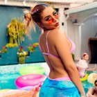 La artista denominada La Bandolera está contenta y enfocada en su trabajo.