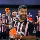 Sergio Kun Agúero vistiendo la camiseta de su equipo Kunis Sport.