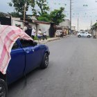 Hasta este populoso sector de Pascuales acudieron policías para indagar el caso.