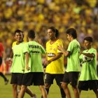 Año 2016, Ronaldinho era la estrella invitada de la Noche Amarilla de Barcelona.