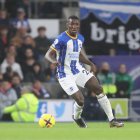 El volante Moisés Caicedo (i) está en la mira de Chelsea y Liverpool por sus destacadas actuaciones con el Brighton.