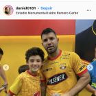 Daniel Fernández y Sergio Kun Agüero antes que le argentino le pida que se haga un nuevo look.