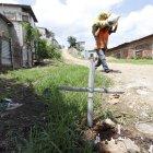 En el lugar donde quedó tirado el cadáver de García, los moradores colocaron dos velas, dos restos de balas encima de un ladrillo y una cruz.