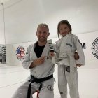 Lucía tuvo su primera clase de jiu-jitsu brasileño en el 2022.  Se entusiasmó al ver a su papá Dani entrenando.