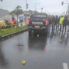 El cuerpo del fallecido quedó debajo de la camioneta en la que se transportaba.