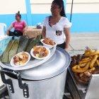 Fritada a un dólar, y caldo de salchicha, las delicias que habían.