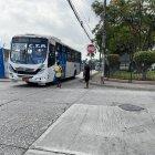 Los controladores, con una libreta en su mano, esperaban a dos buses que pasaran por esa esquina.