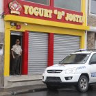 Un vidrio superior del local quedó dañado por los impactos de proyectiles.