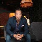 Cuando está estresado le gusta relajarse en la playa. Es su lugar de escape.