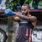Leonai Souza de Barcelona, en pleno entrenamiento para el partido ante Mushuc Runa.