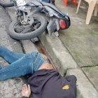 El cuerpo quedó tendido en la calzada, junto a la vereda.