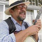 Héctor Napolitano es conocido por sus temas 'corta venas'.