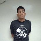 El joven se encontraba en una esquina junto a otras personas, todos en actitud sospechosa.