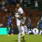 Bryan Angulo (i) y Miller Bolaños se  lesionaron en el partido con Delfín, que se disputó el sábado 1 de abril de 2023 en la LigaPro.