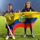 Abraham Rosero (i) y Leonel Cevallos, luego de un amistoso ante el Manchester City.