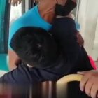 Momento en que el conductor fue ayudado para su traslado a un hospital