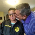 Respete a su hijo; si él no quiere contacto físico como un saludo, que así sea.