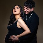 La pareja 

trabaja generando contenido en redes sociales.