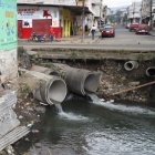 Los moradores se valieron de su ingenio y ‘construyeron’ su propia entrada peatonal, que los hace peligrar.