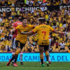 Luca Sosa en pleno festejo junto a Christian Ortiz. Era la fiesta de Barcelona.